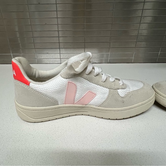 Veja Sneakers - Picture 7 of 8
